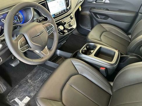 New 2026 Chrysler Pacifica Select image 7