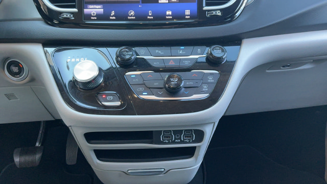 Used 2024 Chrysler Pacifica Touring-L FWD image 16