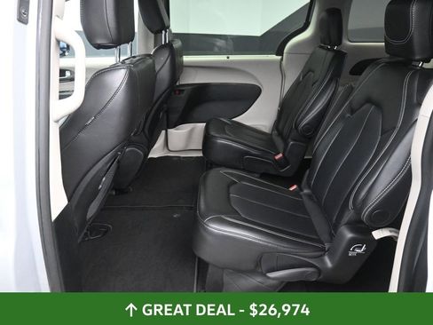 Used 2024 Chrysler Pacifica Touring-L image 18