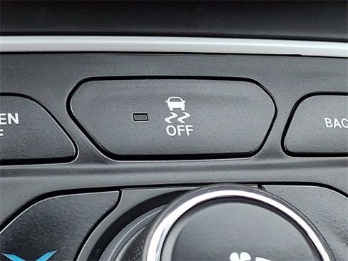 Used 2015 Chrysler 200 Limited w/ Convenience Group image 23