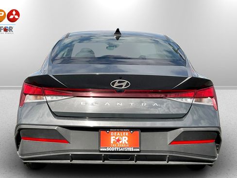 Used 2024 Hyundai Elantra SE image 4
