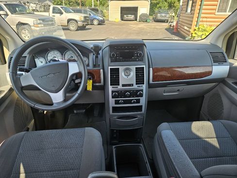 Used 2009 Chrysler Town & Country Touring FWD image 10