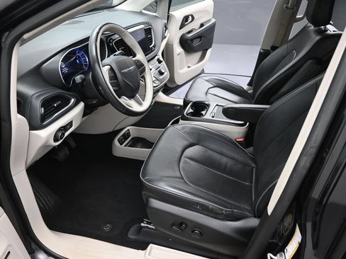 Used 2020 Chrysler Pacifica Limited FWD image 11