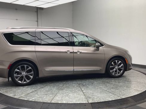 Used 2018 Chrysler Pacifica Limited w/ Tire & Wheel Group FWD image 40