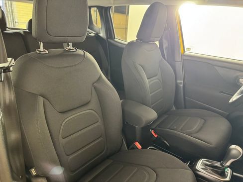 Used 2018 Jeep Renegade Latitude w/ Cold Weather Group AWD/4WD image 34