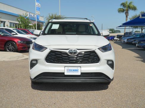 Used 2022 Toyota Highlander XLE FWD image 2