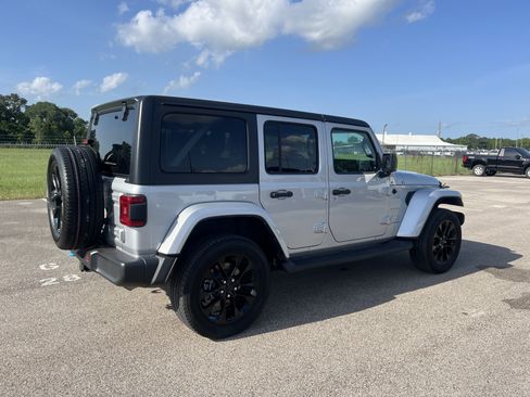Used 2023 Jeep Wrangler Unlimited Sahara w/ Cold Weather Group AWD/4WD image 2