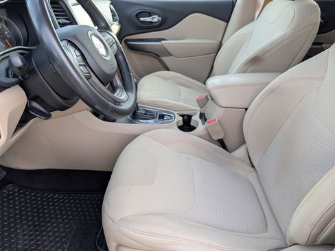 Certified 2019 Jeep Cherokee Latitude w/ Cold Weather Group image 13