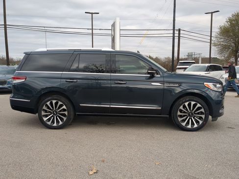 Used 2022 Lincoln Navigator Reserve image 2
