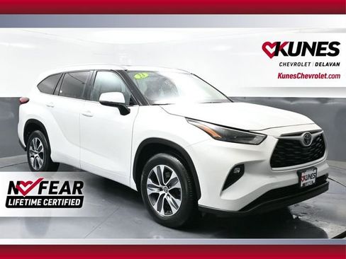 Used 2023 Toyota Highlander XLE FWD image 1