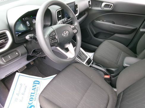 Used 2024 Hyundai Venue SE FWD image 12