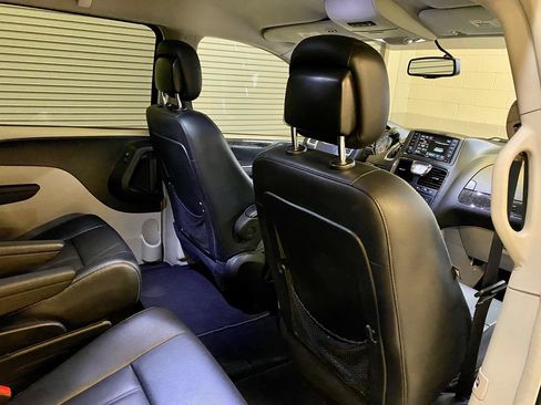 Used 2016 Chrysler Town & Country Touring FWD image 37