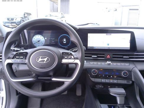 Used 2024 Hyundai Elantra SEL FWD image 10