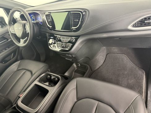 Used 2025 Chrysler Pacifica Select FWD image 11