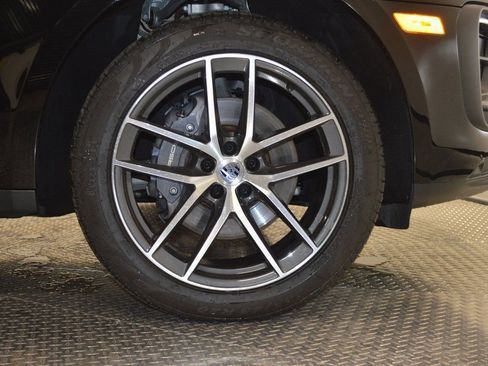 Certified 2025 Porsche Macan AWD/4WD image 16