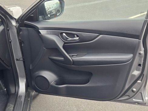 Used 2019 Nissan Rogue SV image 6