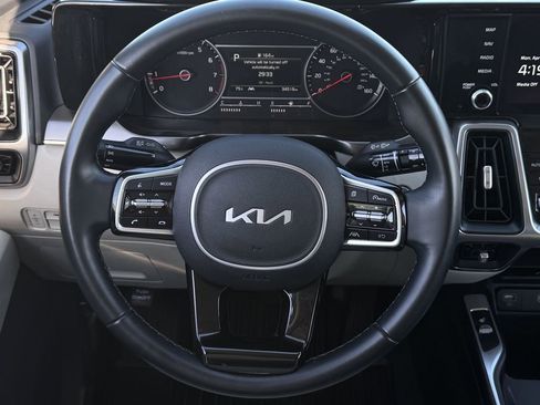 Used 2023 Kia Sorento S image 12