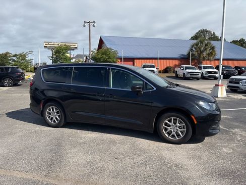 Used 2023 Chrysler Voyager LX FWD image 2