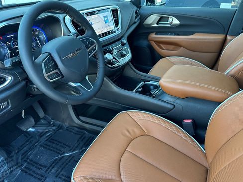 New 2026 Chrysler Pacifica Pinnacle image 11