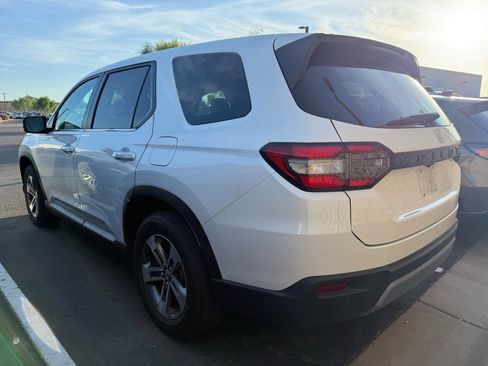 Used 2025 Honda Pilot EX-L image 3
