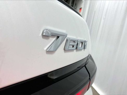 Used 2025 BMW 760i xDrive w/ Premium Package image 34