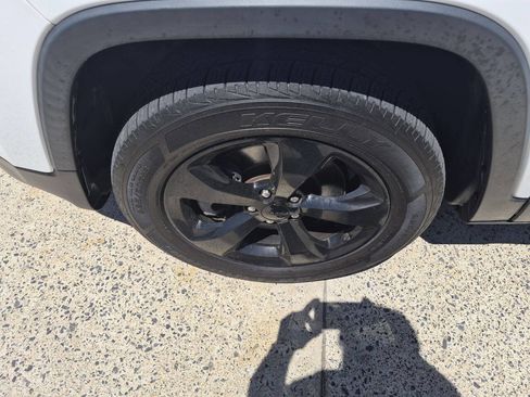Used 2017 Jeep Cherokee Sport AWD/4WD image 11