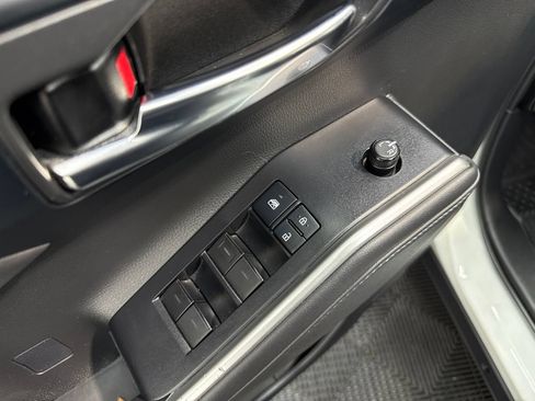 Used 2022 Toyota Highlander XLE AWD/4WD image 14