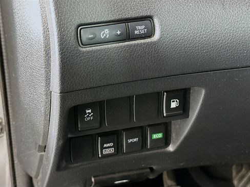 Used 2018 Nissan Rogue S AWD/4WD image 17