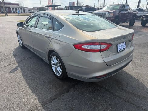 Used 2015 Ford Fusion SE image 3