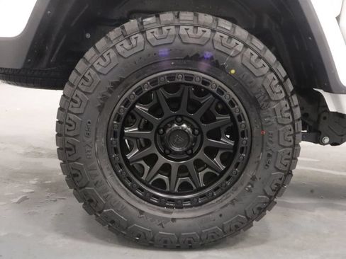 Used 2025 Jeep Gladiator Sport AWD/4WD image 16