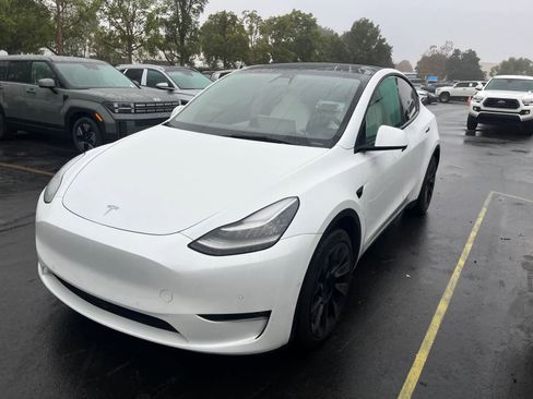 Used 2021 Tesla Model Y Long Range image 1