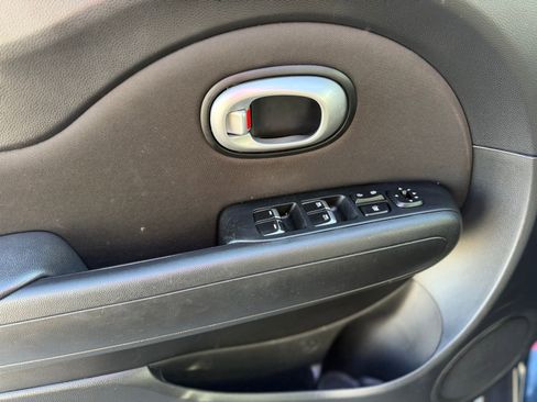 Used 2017 Kia Soul + image 17