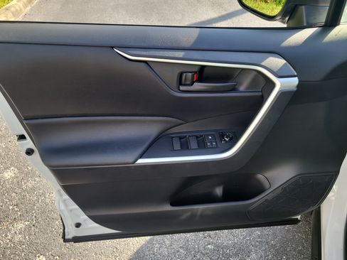Used 2022 Toyota RAV4 LE AWD/4WD image 17