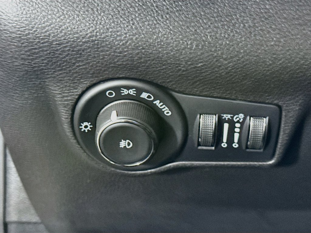 Used 2023 Jeep Compass Latitude AWD/4WD image 18