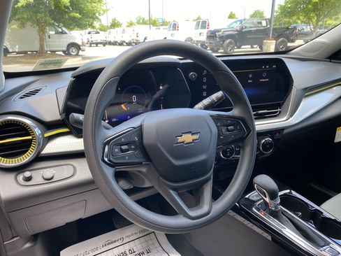Used 2026 Chevrolet Trax LT w/ LPO, Blackout Package FWD image 17