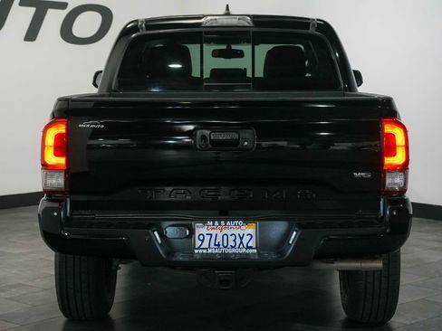 Used 2017 Toyota Tacoma TRD Sport RWD image 5