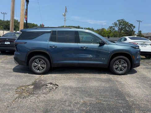 Used 2025 Chevrolet Traverse LT AWD/4WD image 2