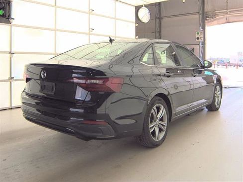 Used 2024 Volkswagen Jetta SE FWD image 3