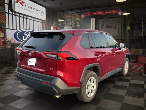 Used 2022 Toyota RAV4 LE FWD image 6