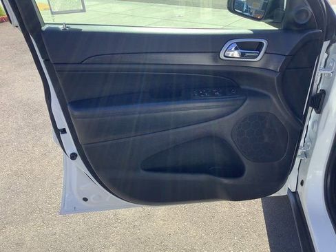 Used 2018 Jeep Grand Cherokee Laredo image 9