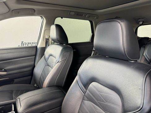 Used 2023 Nissan Pathfinder Platinum AWD/4WD image 10