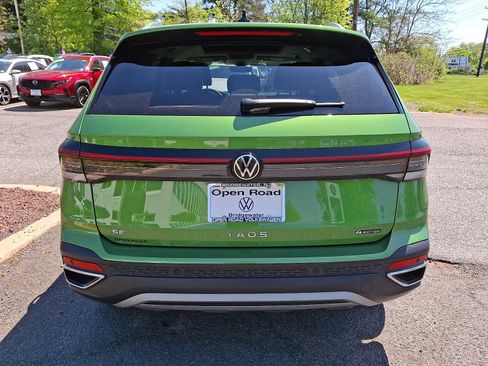 Used 2025 Volkswagen Taos SE w/ Panoramic Sunroof Package AWD/4WD image 5