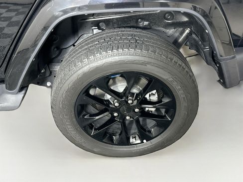 Used 2023 Jeep Wrangler Unlimited Sahara AWD/4WD image 11