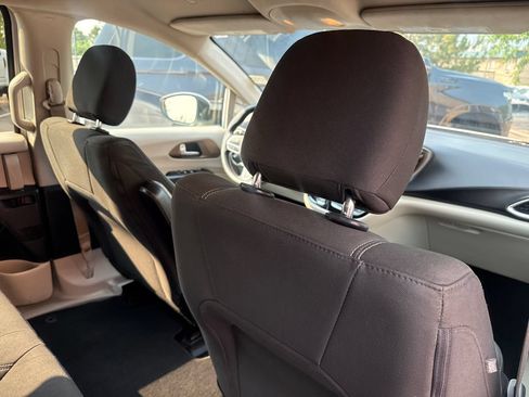 Used 2020 Chrysler Voyager L FWD image 28