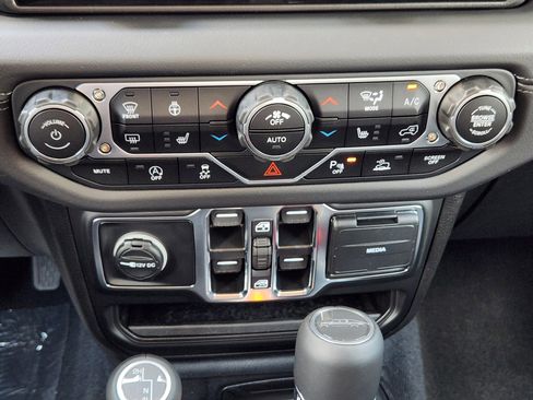 New 2025 Jeep Gladiator Sport image 15