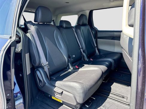 Used 2025 Kia Carnival FWD image 32