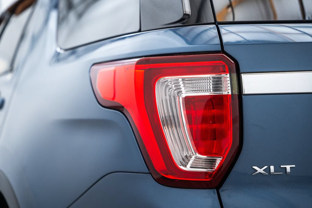 Used 2018 Ford Explorer XLT w/ Equipment Group 202A AWD/4WD image 8