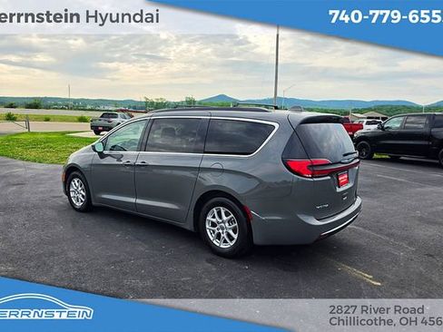 Used 2022 Chrysler Pacifica Touring-L FWD image 5