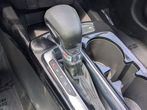 Used 2025 Chevrolet Trax LT w/ LT Convenience Package FWD image 21