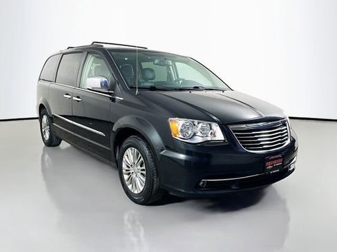 Used 2016 Chrysler Town & Country Touring-L image 2